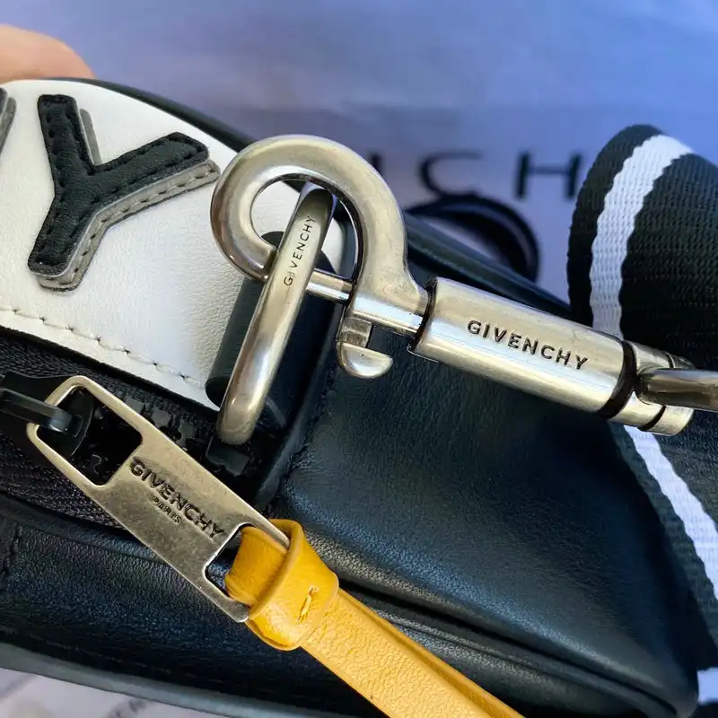 Givenchy Bag 2209SW0039